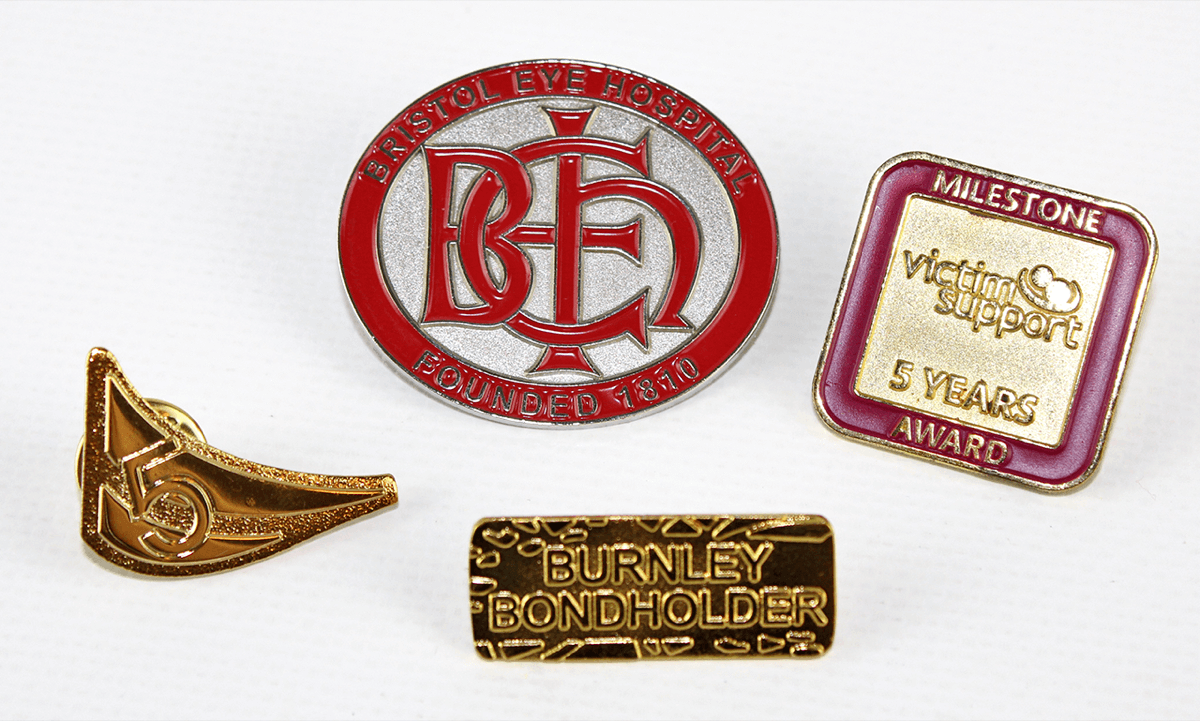 Badges en métal sablés