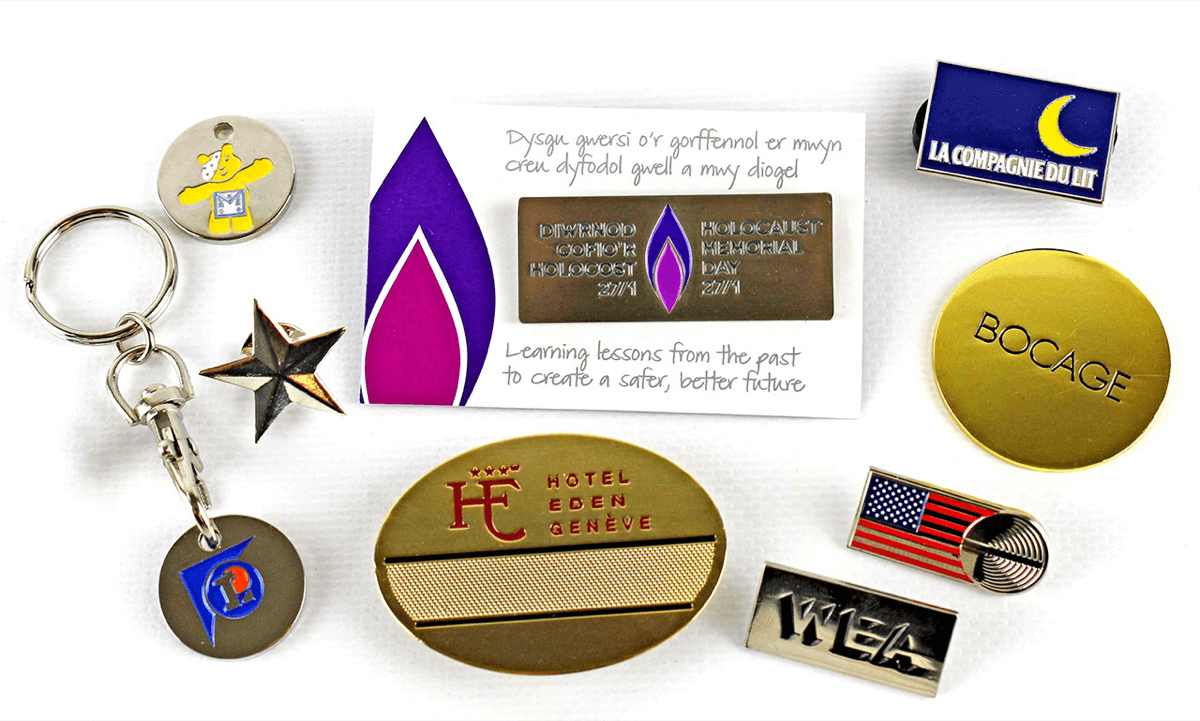Badges estampés avec émail