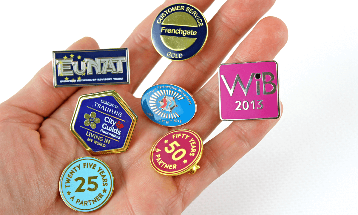 Badges estampé avec émail synthétique
